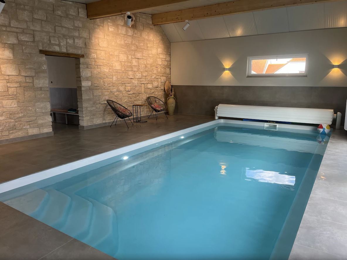 Urlaub-mit-Hund - Es gibt keine bessere Möglichkeit, die Wärme im Freien zu genießen als im Wasser. Unser Pool wird das ganze Jahr beheizt und garantiert so eine konstante Temperatur von 28 Grad. Spiele für Groß und Klein stehen zur Verfügung. - Feriendomizil Im Saarschleifenland  (Camille Ollinger )