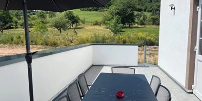 Hundehotel - Innenpool - Deutschland - Die Wohnung verfügt über einen 15 qm großen Balkon auf der Südseite sowie über eine komplett eingezäunte, 50 qm große Außenterrasse.

 

Für den Außenbereich sind Outdoor Möbel, Liegen und Stühle mit Auflagen, Sonnenschirm und ein Holzkohlegrill vorhanden - Feriendomizil Im Saarschleifenland  (Camille Ollinger )