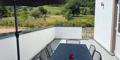 Hundehotel - Wanderwege - Deutschland - Die Wohnung verfügt über einen 15 qm großen Balkon auf der Südseite sowie über eine komplett eingezäunte, 50 qm große Außenterrasse.

 

Für den Außenbereich sind Outdoor Möbel, Liegen und Stühle mit Auflagen, Sonnenschirm und ein Holzkohlegrill vorhanden - Feriendomizil Im Saarschleifenland  (Camille Ollinger )