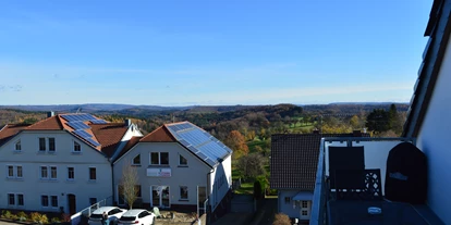 Hundehotel - in einer Ferienanlage/Wohnanlage - Deutschland - Die Wohnung verfügt über Balkon mit einer wunderschönen Aussicht über die Saarschleife bis hin zum Hochwald.
Für den Außenbereich sind Outdoor-Möbel, Liegen und Stühle mit Auflagen, Sonnenschirm und ein Holzkohlegrill selbstverständlich vorhanden. - Feriendomizil Im Saarschleifenland  (Camille Ollinger )