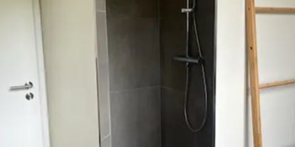 Hundehotel - Grill - Deutschland - Ein modernes Badezimmer mit Dusche, Waschtisch und WC-Anlage komplettiert die Wohnung. - Feriendomizil Im Saarschleifenland  (Camille Ollinger )