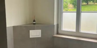 Hundehotel - Grill - Saarland - Ein modernes Badezimmer mit Dusche, Waschtisch und WC-Anlage komplettiert die Wohnung. - Feriendomizil Im Saarschleifenland  (Camille Ollinger )
