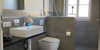 Hundehotel - Whirlpool - Deutschland - Sie haben auch ein zweites Badezimmer, das etwas kleiner ist, aber ideal für 2 Personen. Es steht Ihnen also frei, die beiden Bäder nach Belieben zu teilen. - Feriendomizil Im Saarschleifenland  (Camille Ollinger )