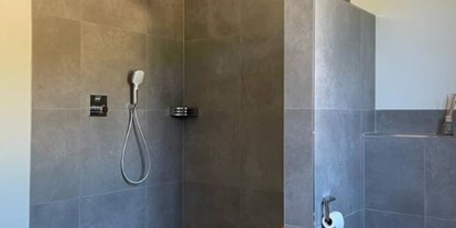 Hundehotel - Das Badezimmer mit einer 1;5 x1,5 m großen Dusche, einer unter fahrbaren Waschtisch-Anlage und einer modernen WC-Anlage ist komplett barrierefrei. - Feriendomizil Im Saarschleifenland  (Camille Ollinger )