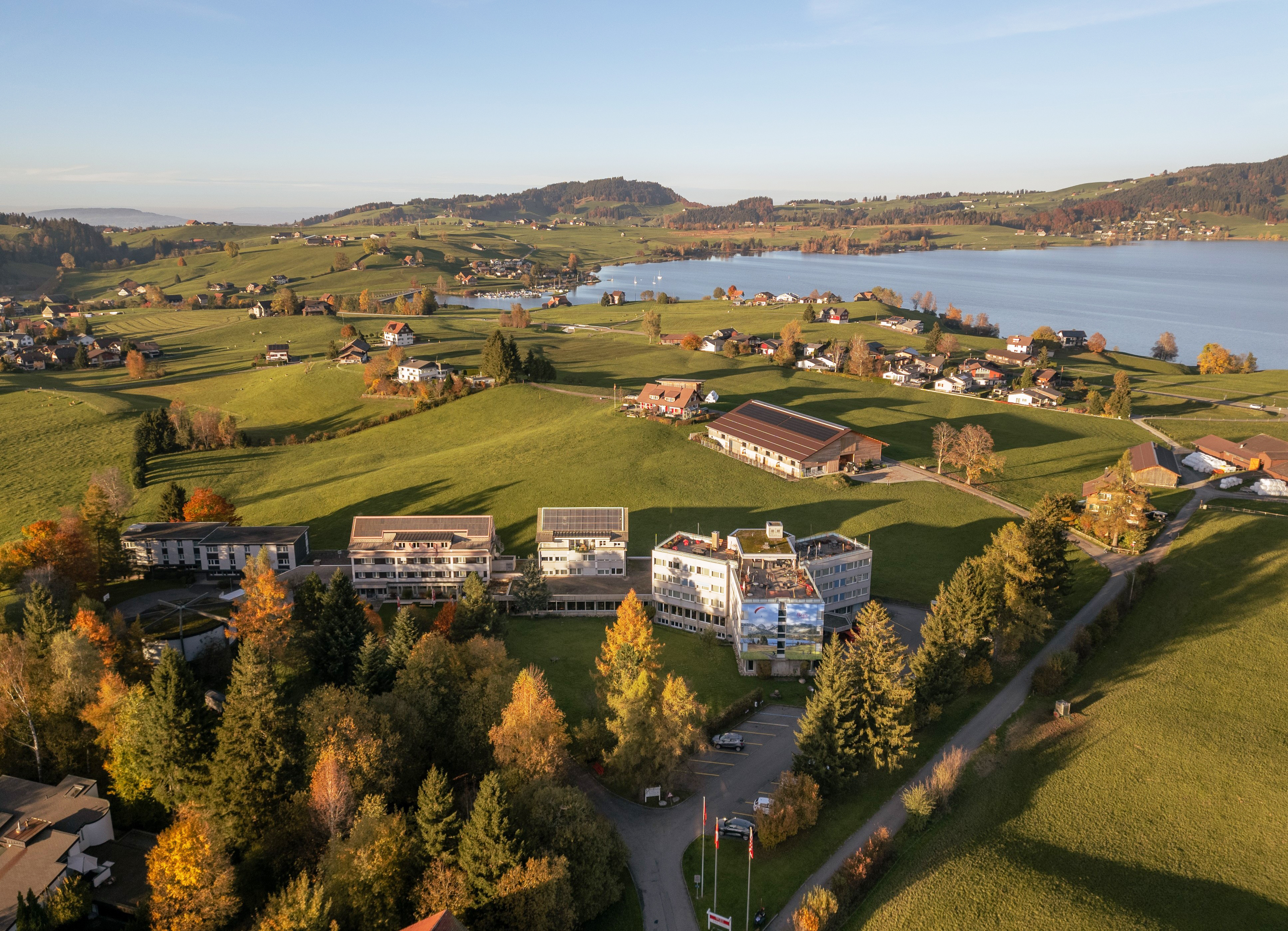 Urlaub-mit-Hund - Hotelanlage mitten im Grünen und in unmittelbarer Seenähe - Hotel Allegro Einsiedeln