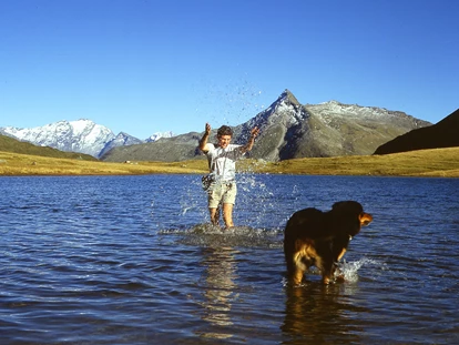 Hundehotel - Hundewiese: eingezäunt - Mariapfarr - Viele Bergseen bieten Erfrischung für Zwei- und Vierbeiner. - GRUBERS Hotel Apartments Gastein