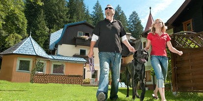 Hundehotel - Unterkunftsart: Hotel - PLZ 5550 (Österreich) - Unsere eingezäunte Hundespielwiese. - GRUBERS Hotel Apartments Gastein