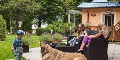 Hundehotel - Unterkunftsart: Hotel - Saalbach - Die Terrasse unserer selbstbedienungs Caféteria lädt zum verweilen ein und die Hunde können derweil im eingezäunten Garten spielen und toben.  - GRUBERS Hotel Apartments Gastein
