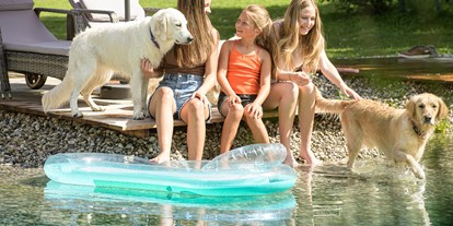 Hundehotel - Besorgung Hundefutter - Der Teich ist für alle ein Highlight - GRUBERS Hotel Apartments Gastein