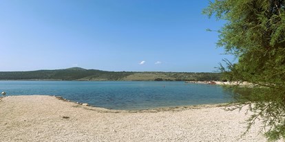Hundehotel - Grill - Zadar - Kieselstrand mit kristallklarem Wasser - Villa Dobri Dupin