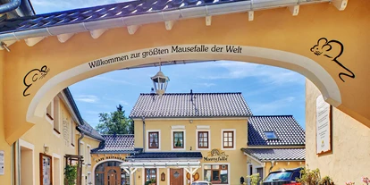 Hundehotel - Trink-/Fressnapf: an der Rezeption - Minden (Eifelkreis Bitburg-Prüm) - Hotel- und Restaurant Eingang - Hotel Am Eifelsteig