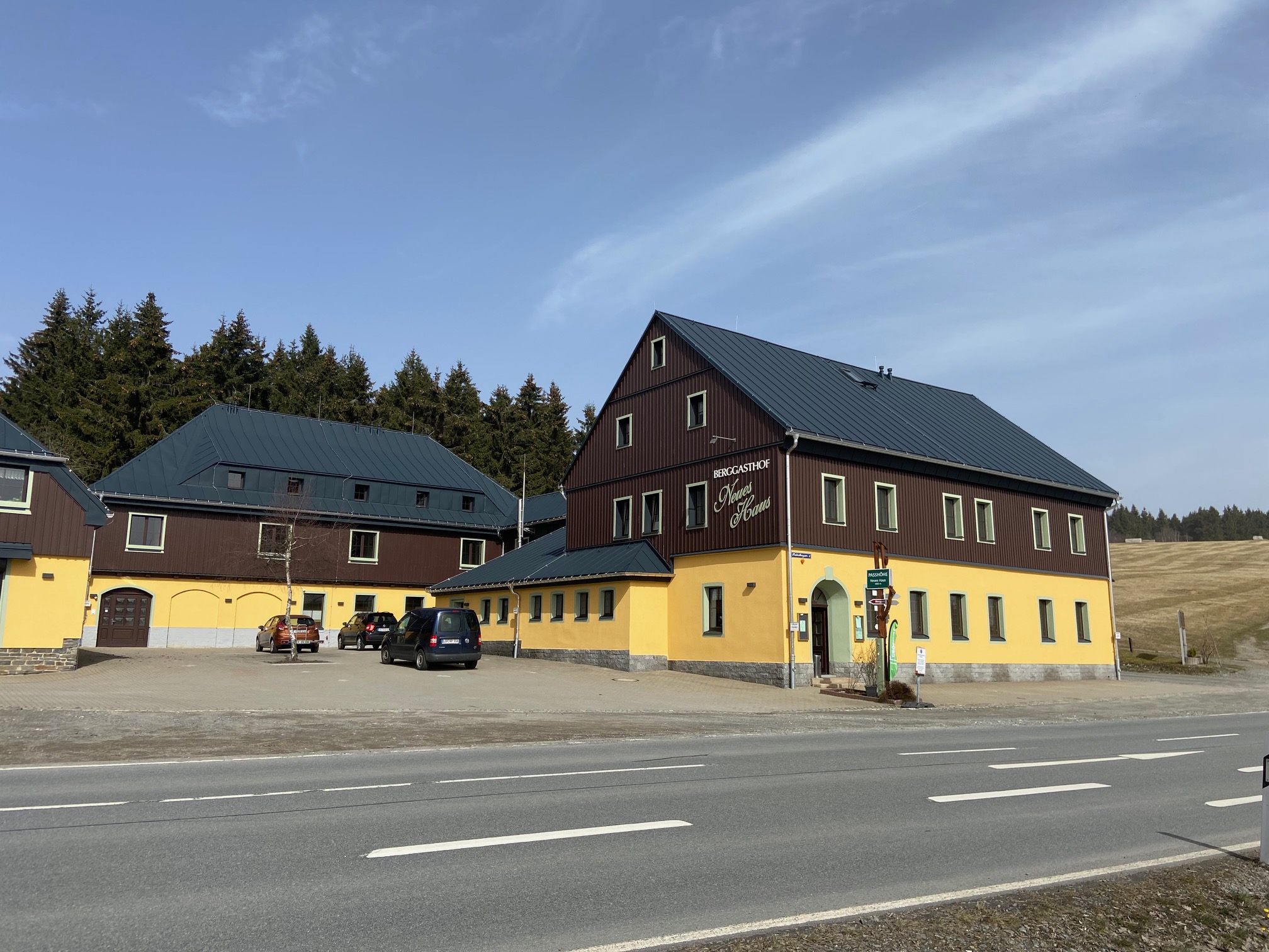 Urlaub-mit-Hund - Drei-Seiten-Hof Ansicht von der Straße - Berggasthof & Hotel Neues Haus Oberwiesenthal