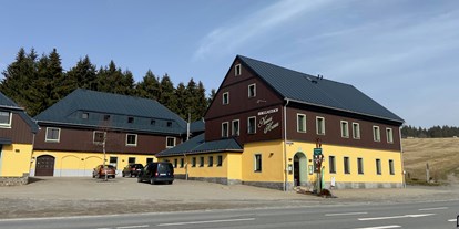 Hundehotel - Unterkunftsart: Pension - Sachsen - Drei-Seiten-Hof Ansicht von der Straße - Berggasthof & Hotel Neues Haus Oberwiesenthal