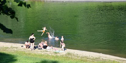 Hundehotel - Schwerpunkt: in Seenähe - plaža u selu, udaljena od kuće 2000 m. Ima hladovine, postepen je ulaz u vodu, možete se kupati s psima - Vikendica Bobica