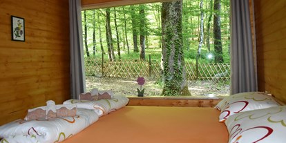 Hundehotel - Badewanne und Dusche - spavaća soba s panoramskim pogledom u šumu (krevet 160x200 cm) - Vikendica Bobica