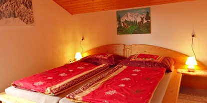Hundehotel - Romantische Schlafzimmer mit Naturholzmöbeln im Hüttenstil - Almchalet Goldbergleiten | Romantische Berghütte - traumhafte Sonnenlage im Nationalpark Hohe Tauern