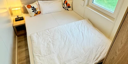 Hundehotel - Schwerpunkt: Sonne & Strand - Österreich - Das Schlafzimmer 2 kann entweder als Queensize Bett (140 cm) oder in Form von 2 Einzelbetten (2 x 70 cm) genutzt werden. Hier kannst du das Nachtkästchen ganz einfach mittig zwischen den beiden Betten platzieren. - Blue Flamingo Lake Lodge 
