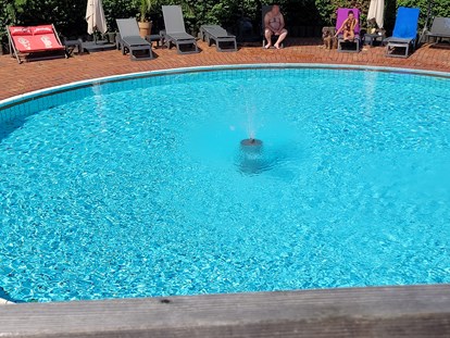 Hundehotel - Pools: Außenpool beheizt - Pool für Mensch & Hund - Seehotel Moldan
