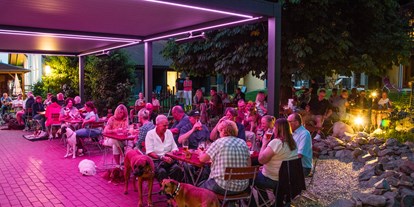 Hundehotel - Besorgung Hundefutter - Abendstimmung auf der Terrasse - Seehotel Moldan