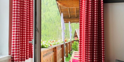 Hundehotel - Umgebungsschwerpunkt: See - Dorf Tirol - Unsere Balkonblumen-Bepflanzung ist ausnahmslos bienenfreundlich. Lasst uns gemeinsam diese wunderbaren und wichtigen Tiere unterstützen und schützen. Erfreut euch am Anblick der bunten Blumen und der fleißigen Bienchen.  - Feierabends Ferienhaus - Ferienwohnungen für alle Felle!