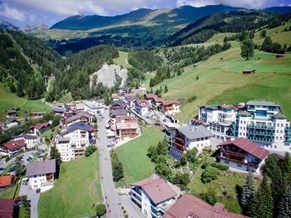 Hundehotel - Umgebungsschwerpunkt: Berg - Heiligkreuz (Sölden) - Blick auf das Hotel im Sommer - Hotel Jennys Schlössl