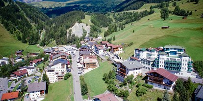 Hundehotel - Klassifizierung: 4 Sterne S - Tiroler Oberland - Blick auf das Hotel im Sommer - Hotel Jennys Schlössl