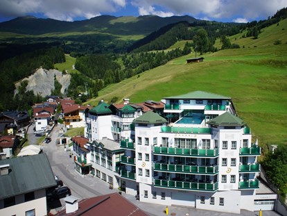 Hundehotel - Umgebungsschwerpunkt: am Land - Tiroler Oberland - Das Hotel im Sommer - Hotel Jennys Schlössl