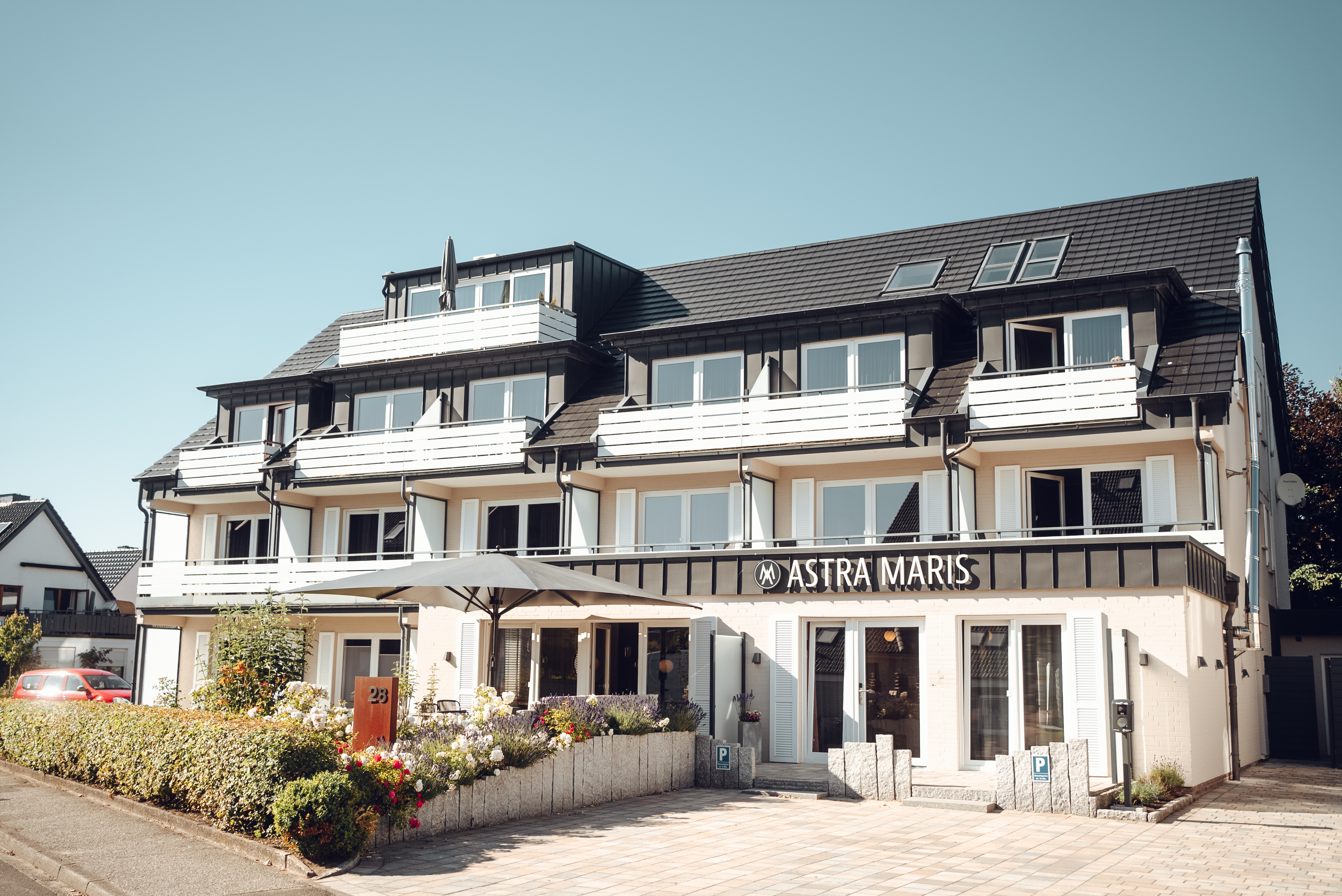 Urlaub-mit-Hund - Außenansicht Hotel Astra Maris // Tertius-Törn 28 - Astra Maris Hotel & Apartments