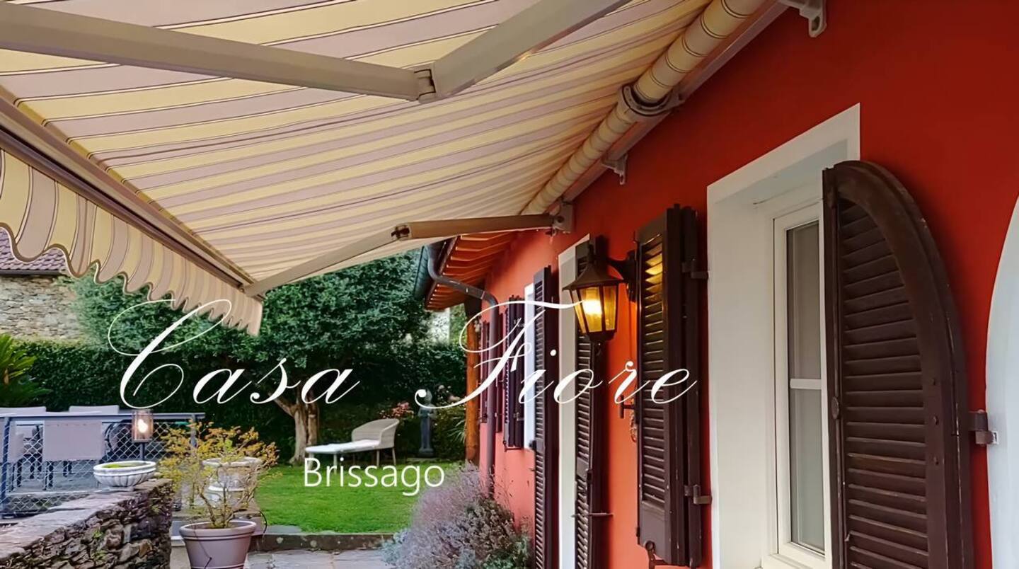 Urlaub-mit-Hund - Sonniges Ferienhaus inmitten eines Gartens und im historischen Zentrum von Brissago Porta mit voller Seesicht aus jedem Zimmer - Casa Fiore - Ferien am Lago Maggiore 