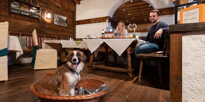Hundehotel - Umgebungsschwerpunkt: am Land - PLZ 5602 (Österreich) - Gemütliches Restaurant mit Hund - Almfrieden Hotel & Romantikchalet