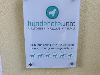 Hundehotel - Trink-/Fressnapf: an der Rezeption - Weißenbach (Haus) - Almfrieden Hotel & Romantikchalet