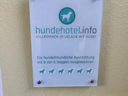 Hundehotel - Trink-/Fressnapf: an der Rezeption - Ramsau (Bad Goisern am Hallstättersee) - Almfrieden Hotel & Romantikchalet