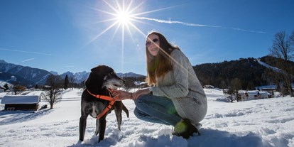 Hundehotel - Bademöglichkeit für Hunde - PLZ 8967 (Österreich) - Spaß im Schnee - Almfrieden Hotel & Romantikchalet