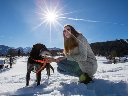 Hundehotel - Hund im Restaurant erlaubt - Spaß im Schnee - Almfrieden Hotel & Romantikchalet