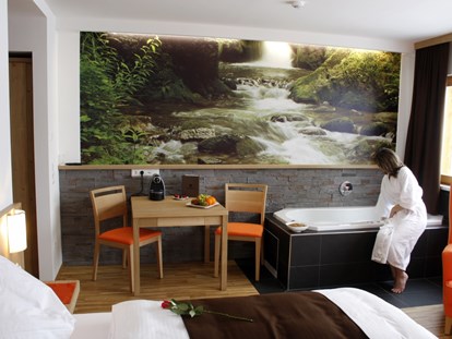 Hundehotel - Unterkunftsart: Hotel - Romantikzimmer "Wasser" mit Whirlwanne im Romantikchalet - Almfrieden Hotel & Romantikchalet
