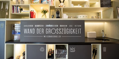 Hundehotel - Trink-/Fressnapf: an der Rezeption - Brand (Brand) - Wand der Grosszügigkeit - Weissbad Lodge