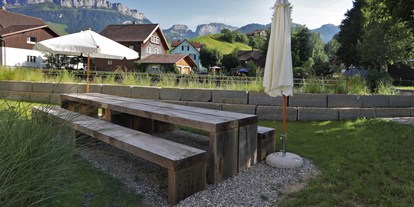 Hundehotel - Bademöglichkeit für Hunde - Damüls - Einladender Gartensitzplatz - Weissbad Lodge