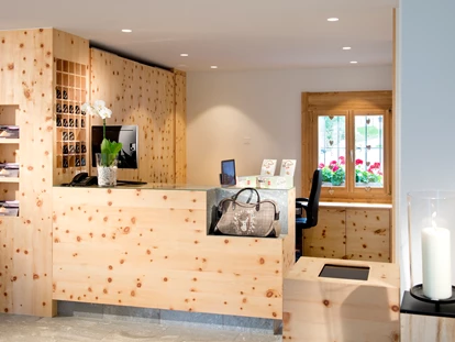 Hundehotel - Sauna - Davos Dorf - Unsere Rezeption ist täglich von 07:00 bis 21:00 Uhr für Sie da. - Hotel Chesa Surlej