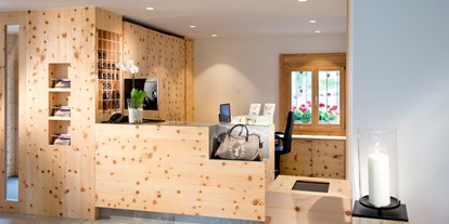 Hundehotel - Sauna - PLZ 7078 (Schweiz) - Unsere Rezeption ist täglich von 07:00 bis 21:00 Uhr für Sie da. - Hotel Chesa Surlej