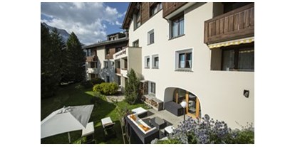 Hundehotel - Doggies: 4 Doggies - PLZ 7260 (Schweiz) - Hotel Chesa Surlej, direkt am Fusse des Corvatsch gelegen. Unser familiäres Sporthotel begrüsst Sie auf 1800 m Höhe, direkt an Wander- und Bikewegen, Zum See und in den Wald sind es wenige Fussminuten. - Hotel Chesa Surlej