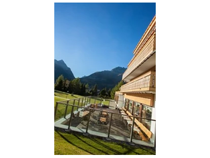 Hundehotel - Sauna - Davos Dorf - Unsere Sonnenterrase mit Blick auf die Berge - Hotel Chesa Surlej