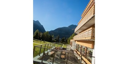 Hundehotel - Klassifizierung: 3 Sterne - PLZ 7270 (Schweiz) - Unsere Sonnenterrase mit Blick auf die Berge - Hotel Chesa Surlej