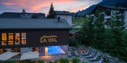 Hundehotel - Hund im Restaurant erlaubt - Graubünden - Aussenaufnahme mit Pool - LA VAL Bergspa Hotel Brigels