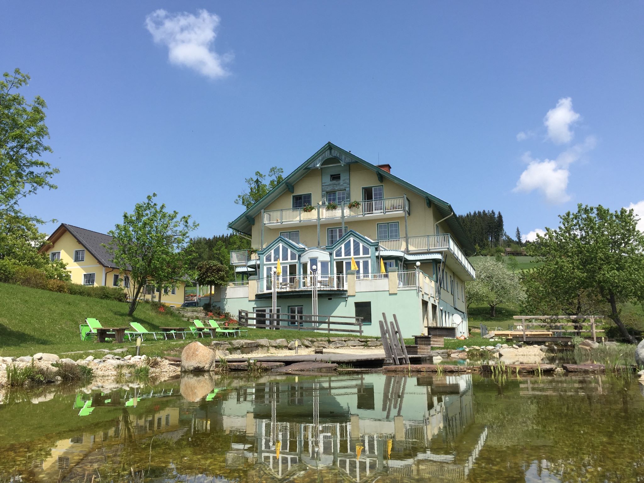 Urlaub-mit-Hund - Haus mit Blick vom Naturbiotop - Das Leitner Home&Horse