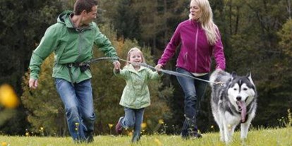 Hundehotel - Hundewiese: eingezäunt - Mooshuben - Urlaubsspaß für Familie mit Hund - Wildkräuterhotel Steinschalerhof