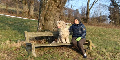 Hundehotel - Hundewiese: eingezäunt - Ebersdorf (Leiben) - Erholungsbankerl auf der Himmlischen Runde (Rundweg ca. 8km  - geht vom Hotel weg) - Wildkräuterhotel Steinschalerhof