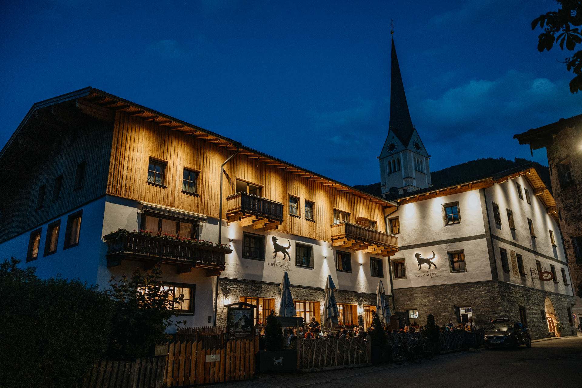 Urlaub-mit-Hund - Das Haus in Abendstimmung! - Hotel Grimming Dogs & Friends