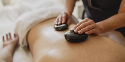 Hundehotel - Wellnessbereich - Höchenschwand - Hot Stone Massage im Massagestüble  - Waldhotel am Notschreipass