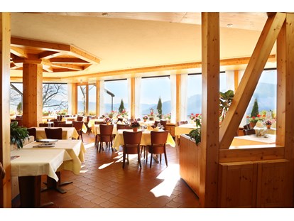 Hundehotel - Umgebungsschwerpunkt: Berg - Schluchsee - Das Panoramarestaurant mit mehr Aussicht geht nicht - Berghotel Wiedener Eck