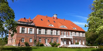 Hundehotel - Trink-/Fressnapf: an der Rezeption - Vorpommern - Südseite des Schlosses mit Park  - Schloss Pütnitz